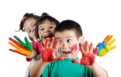 http://data.simply-site.fr/1/21/120_227XMB893y/images/jeunesse/enfant_peinture%281%29.jpg